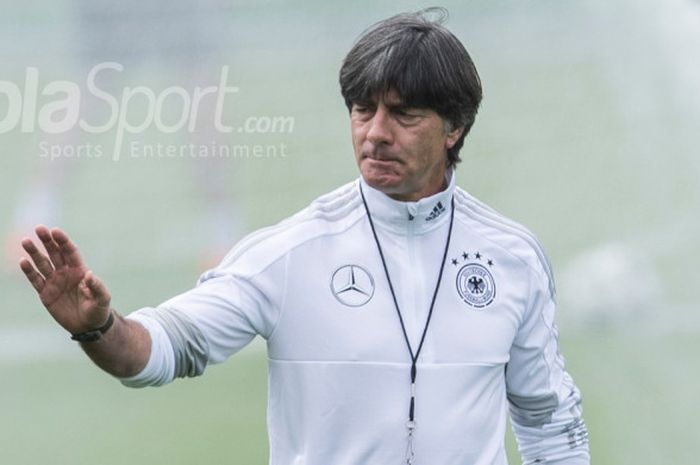  Pelatih Joachim Loew memimpin  latihan perdana Timnas Jerman menjelang Piala Dunia 2018 di Pusat Olahraga CSKA di Vatutinki, Moskow, Rabu (13/6/2018). 