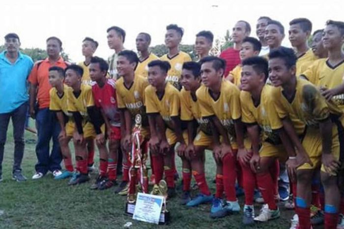 PS Manado berpose saat menerima trofi kejuaraan.