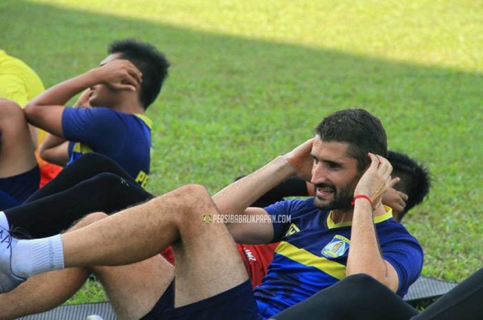 Srdan Lopicic saat latihan bersama Persiba Balikpapan. Minggu (30/7/2017).