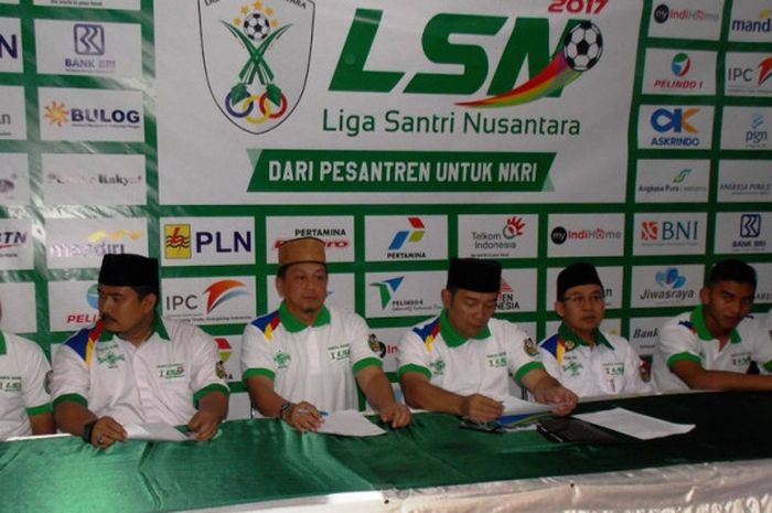 Konferensi pers Liga Santri Nasional 2017 di GOR Pajajaran Kota Bandung,Senin (23/10/2017).