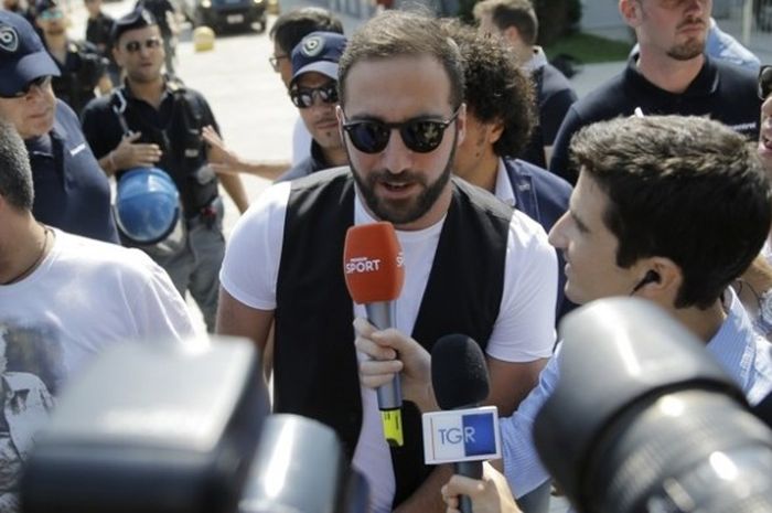 Penyerang Gonzalo Higuain tiba di Juventus Medical Center pada Rabu (27/7/2016).  Higuain pindah ke Juventus setelah si Nyonya Besar mengaktifkan klasul pelepasan seharga 90 juta euro. 