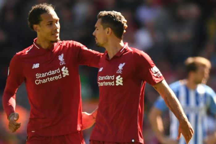 Duo bek Liverpool, Virgil van Dijk (kiri) dan Dejan Lovren, berbicara pada laga Liga Inggros kontra Brighton and Hove Albion di Stadion Anfield, Liverpool, Minggu (13/5/2018).