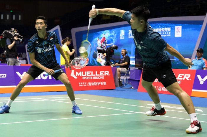 Pasangan ganda putra Indonesia, Wahyu Nayaka Arya Pankaryanira (kanan)/Ade Yusuf Santoso, berhasil lolos ke babak 16 besar Malaysia Masters 2019.