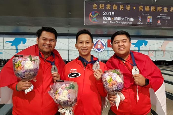 Trio Boling putra Indonesia yaitu Hardy Rachmadian (kiri), Ryan Leonard Lalisang, dan Billy Muhammad Islam meraih medali perak Kejuaraan Dunia Boling Putra 2018 pada Senin (3/12/2018) di Hong Kong.