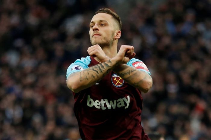 Pemain West Ham United, Marko Arnautovic, merayakan gol yang dia cetak ke gawang Newcastle United dalam laga Liga Inggris di Stadion London pada 23 Desember 2017.