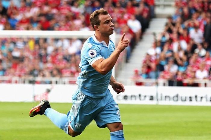 pemain Stoke City, Xherdan Shaqiri melakukan selebrasi setelah mencetak gol kegawang Middlesbrough di Riverside Stadium, 13 Agustus 2016. 