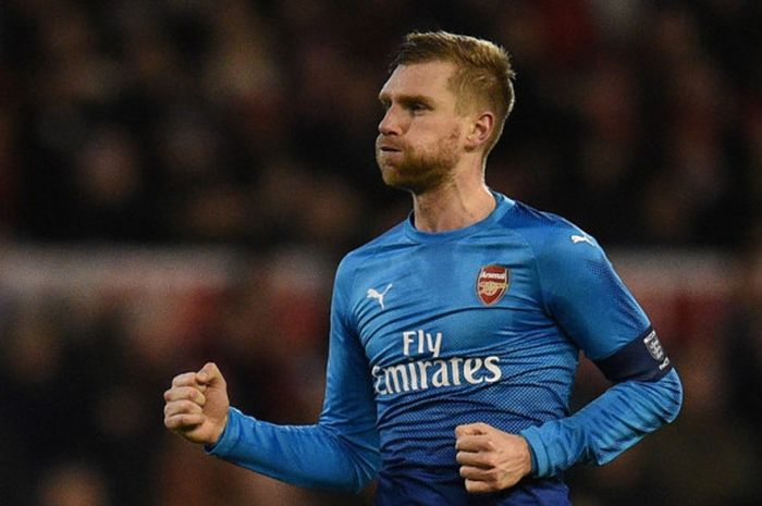 Bek Arsenal, Per Mertesacker, merayakan gol yang dia cetak ke gawang Nottingham Forest dalam laga ronde ketiga Piala FA di Stadion The City Ground, Nottingham, Inggris, pada 7 Januari 2018.