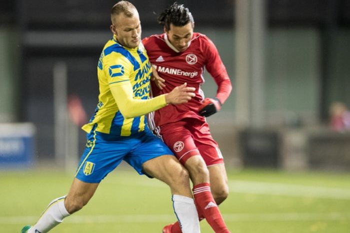 Aksi striker Almere City, Ezra Walian (kanan), saat berduel dengan pemain RKC Waalwijk dalam laga Eerste Divisie 2017-2018 di Stadion Yanmar, Almere, Belanda, pada Senin (27/11/2017).