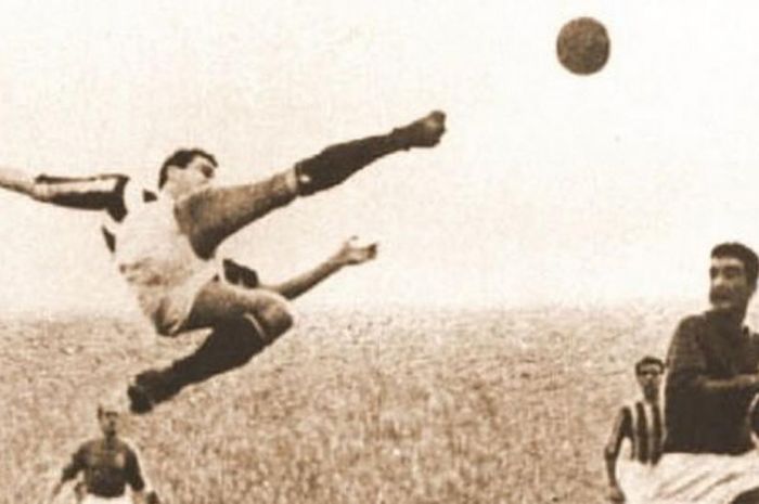 Pemain bertahan Juventus, Carlo Parola, menghalau umpan yang mengarah ke pemain Fiorentina, Egisto Pandolfini, dengan sepakan salto di laga yang berlangsung pada 15 Januari 1950.