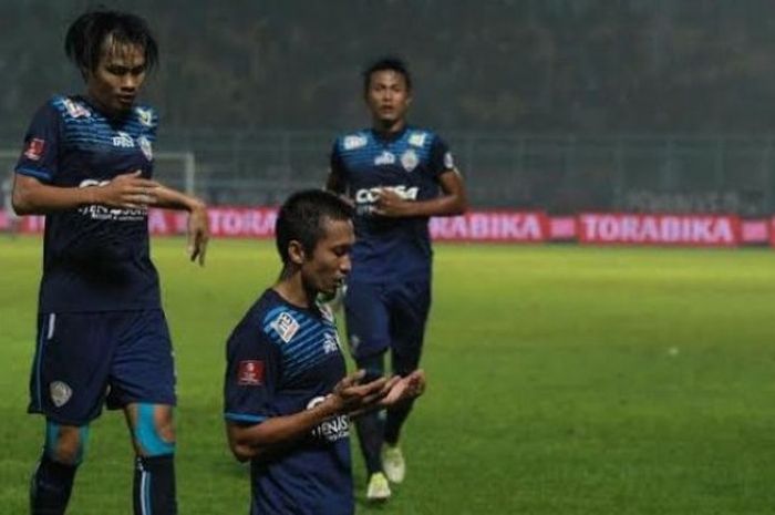 Selebrasi ala Arif Suyono setelah mencetak gol tunggal kemenangan Arema atas Bali United di Stadion Kanjuruhan, Kab Malang, Minggu (7/8/2016). 
