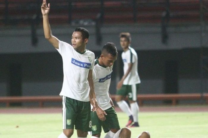 Para pemain Persebaya saat ujicoba kontra tim internal, partai uji coba terakhir sebelum Liga 2, Kamis (14/4/2017), di Gelora Bung Tomo. 