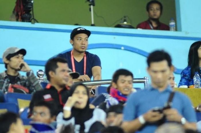 Kapten Arema, Hamka Hamzah duduk di tribun VIP karena larangan main akibat sanksi akumulasi kartu saat rekan-rekannya berjuang meladeni tim tamu Sriwijaya FC di Stadion Kanjuruhan, Kabupaten Malang, Kamis (8/12/2016) petang.  