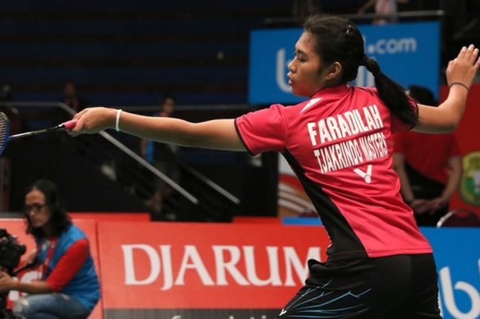 Pemain tunggal tim putri Tjakrindo Masters, Isra Faradilah, mengembalikan kok yang dilepas lawannya pada laga terakhir penyisihan Grup X turnamen Djarum Superliga yang berlangsung di DBL Arena, Surabaya, Jawa Timur, Kamis (23/2/2017).