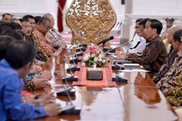 Presiden Joko Widodo menerima perwakilan klub pro, tim amatir, dan pengurus PSSI di Istana Kepresidenan pada Jumat (15/4/2016) sore. 