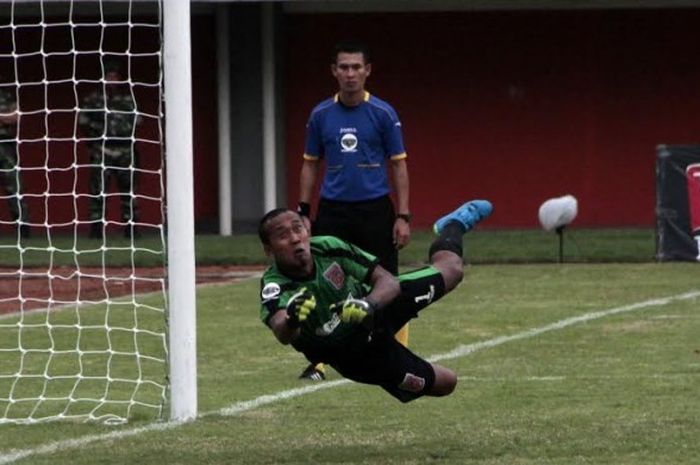 Aksi kiper berpengalaman Galih Sudaryono saat masih membela Pusamania Borneo FC. 