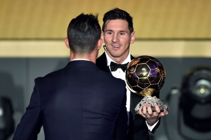 Cristiano Ronaldo (kiri) dan Lionel Messi bersua pada malam penghargaan Ballon d'Or di Zurich, 11 Januari 2016.