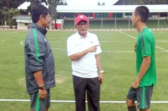 Exco PSSI, Refrizal (tengah), berdialog dengan pelatih U-18, Indra Syafri (kiri), saat menyaksikan latihan timnas U-18 di lapangan Mako Kopassus Cijantung, Jakarta Timur, Rabu (22/3/2017).