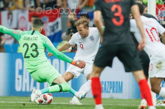  Harry Kane berduel dengan Kiper Kroasia, Danijel Subasic dalam laga semifinal Piala Dunia 2018 di Stadion Luzhniki, Kamis (12/7/2018). 