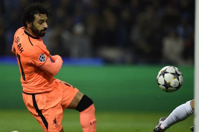 Penyerang Liverpool, Mohamed Salah, menembak bola ke gawang FC Porto dalam pertandingan pertama babak 16 besar Liga Champions di Stadion Do Dragao, Kamis (15/2/2018) dini hari WIB.