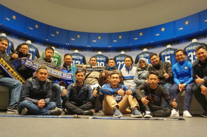 Perwakilan Inter Club Indonesia (ICI), berpose ruang ganti Inter Milan.