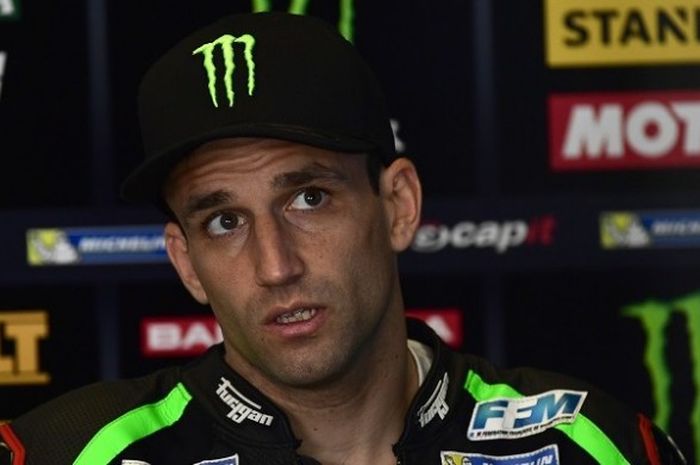 Pebalap Monster Yamaha Tech 3, Johann Zarco, berada di paddock Sirkuit Jerez, Spanyol menjelang sesi latihan bebas kedua, 5 Mei 2017.