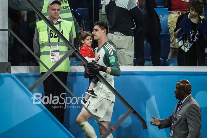 Kiper Belgia, Thibaut Courtois yang menggendong anaknya ke tribune penonton usai laga Prancis Vs Belgia pada semifinal Piala Dunia 2018 di Saint-Petersburg Stadium, Selasa (10/7/2018) 