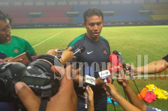 Asisten Pelatih Timnas Indonesia, Bima Sakti, memberikan keterangan kepada awak media di sesi latihan perdana Timnas Senior Indonesia, Senin (2/10/2017) di Stadion Patriot