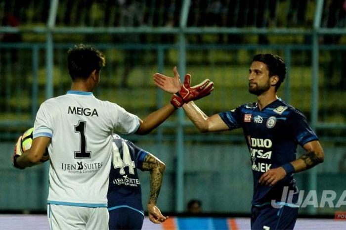 Kurnia Meiga dalam laga pekan ke-5 Liga 1 Arema FC melawan Barito Putera yang berakhir dengan skor akhir 1-0 di Stadion Kanjuruhan Malang, Jawa Timur (05/05/2017) Jumat malam. 