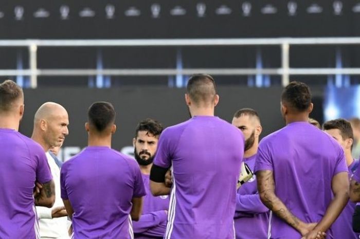 Pelatih Real Madrid, Zinedine Zidane, memimpin sesi latihan di Lerkendal Stadion, Trondheim, Norwegia, 8 Agustus 2016, sebagai persiapan jelang laga Piala Super Eropa kontra Sevilla.