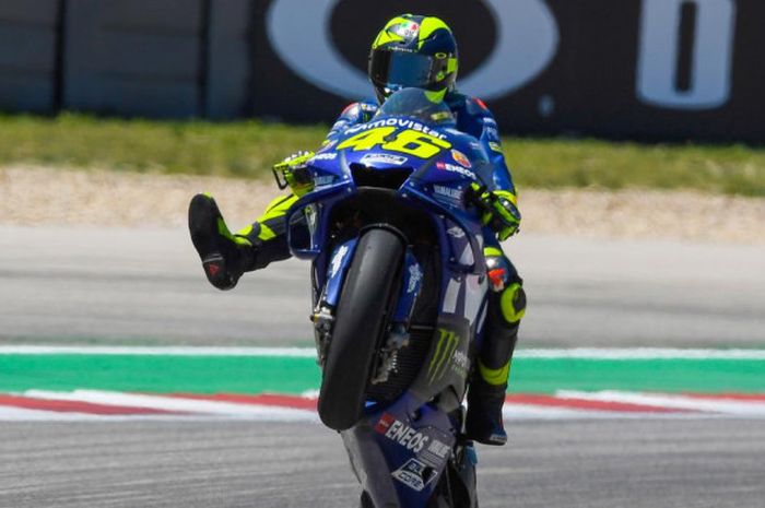 Selebrasi Valentino Rossi setelah meraih urutan keempat pada MotoGP Americas 2018, Senin (23/4/2018) WIB.