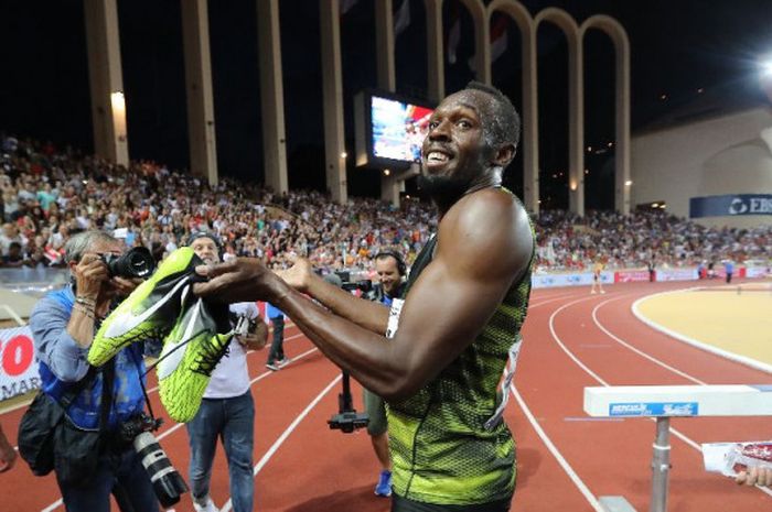 Pelari asal Jamaika, Usain Bolt, berpose depan fotografer setelah ia menjuarai nomor 100 meter di IAAF Diamond League di Monako, 21 Juli 2017.