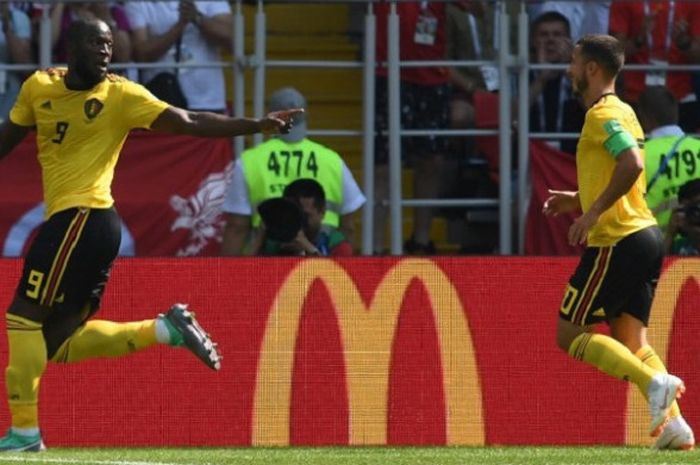 Dua pemain Belgia, Romelu Lukaku dan Eden Hazard, merayakan gol Belgia ke gawang Tunisia pada pertandingan di Moskwa, 23 Juni 2018. 