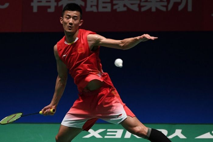  Pebulu tangkis tunggal putra China, Chen Long, mengembalikan kok ke arah Khosit Phetradab (Thailand) pada babak perempat final Japan Open yang berlangsung di Musashino Forest Sport Plaza, Tokyo, Jumat (14/9/2018). 