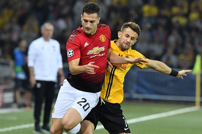 Bek Manchester United, Diogo Dalot (kiri), berduel dengan gelandang Young Boys, Miralem Sulejmani, dalam laga Grup H Liga Champions di Stade de Suisse, Bern, Swiss pada 19 September 2018.