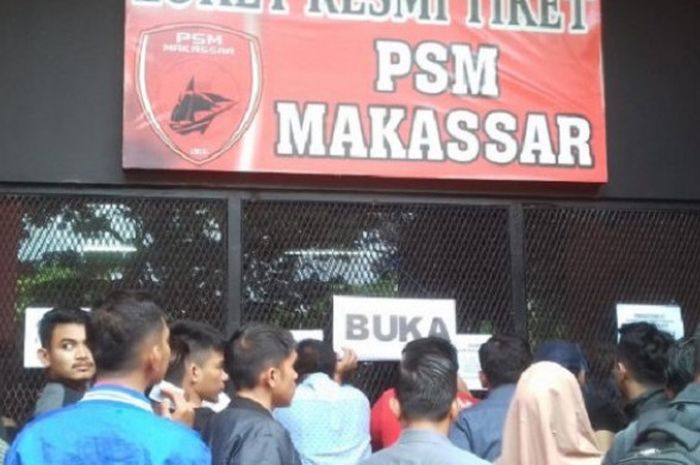 Pembelian tiket yang berada di loket resmi di komplek Stadion Andi Mattalatta Mattoanging, Makassar, Selasa (23/10/2018)