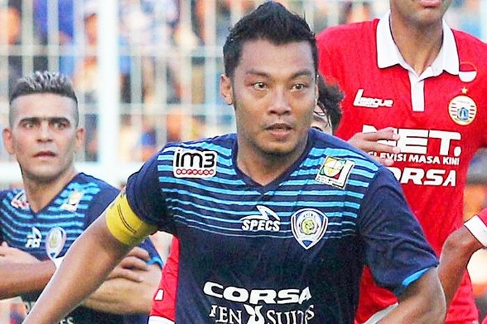 Bek Arema Cronus, Hamka Hamzah, saat melakoni laga ujicoba melawan Persija Jakarta di Stadion Kanjuruhan, Malang, Sabtu (16/04/2016).