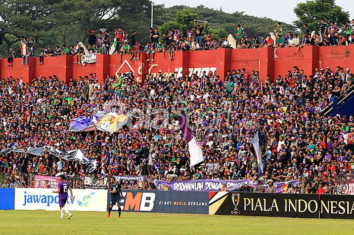 Penonton memadati Stadion Brawijaya Kediri, Jawa Timur, Selasa (15/05/2018) sore untuk menyaksikan laga penyisihan Piala Indonesia 2018 zona 11 antara Persik Kediri melawan Persela Lamongan.