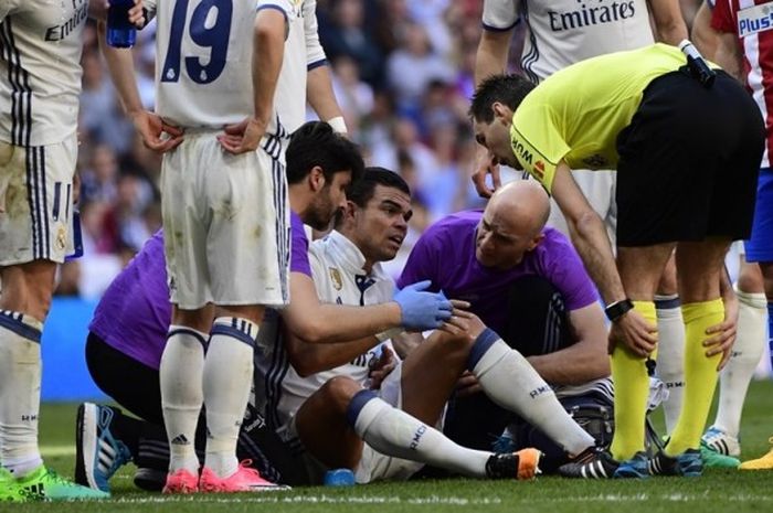 Pepe mendapatkan perawatan saat Real Madrid melawan Atletico Madrid pada partai lanjutan La Liga - kasta teratas Liga Spanyol - di Stadion Santiago Bernabeu, Sabtu (8/4/2017).