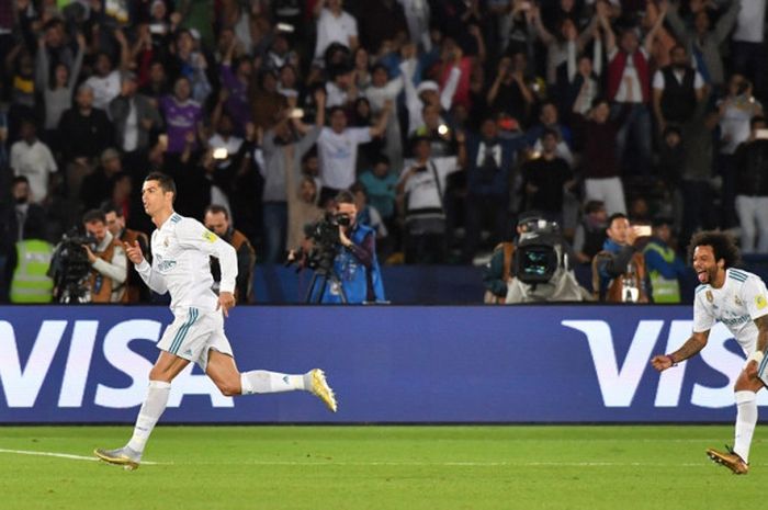 Cristiano Ronaldo (kiri) merayakan gol Real Madrid ke gawang Gremio pada partai final Piala Dunia Antarklub di Stadion Syeikh Zayed Sports Club, Abu Dhabi, Sabtu (16/12/2017) waktu setempat.