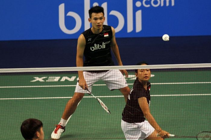 Pasangan ganda campuran Indonesia, Phita Haningtyas Mentari, mengembalikan kok ke arah pasangan China, Liu Shiwen/Li Wenmei, 18-21, 21-16 , 21-13 pada laga semifinal Kejuaraan Dunia Junior 2017 yang berlangsung di GOR Among Rogo, Yogyakarta, Sabtu (21/10/2017).