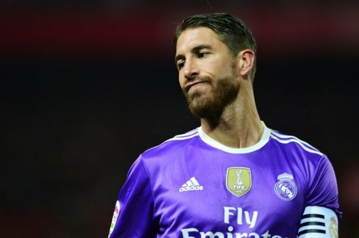 Kapten Real Madrid, Sergio Ramos, dalam laga kontra Sevilla di Satdion Ramon Sanachez Pizjuan, Minggu (15/1/2017)