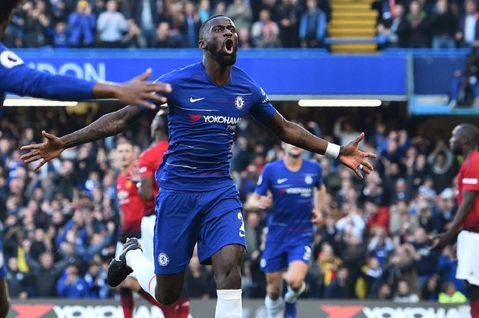 Bek Chelsea, Antonio Ruediger (tengah), merayakan gol yang dicetak ke gawang Manchester United dalam laga Liga Inggris di Stadion Stamford Bridge, London, Inggris pada 20 Oktober 2018.