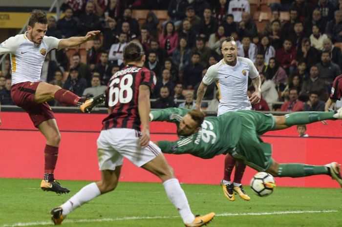 Pemain AS Roma, Alessandro Florenzi, mencetak gol ke gawang AC Milan dalam laga Liga Italia di Stadion San Siro, Milan, pada 1 Oktober 2017.