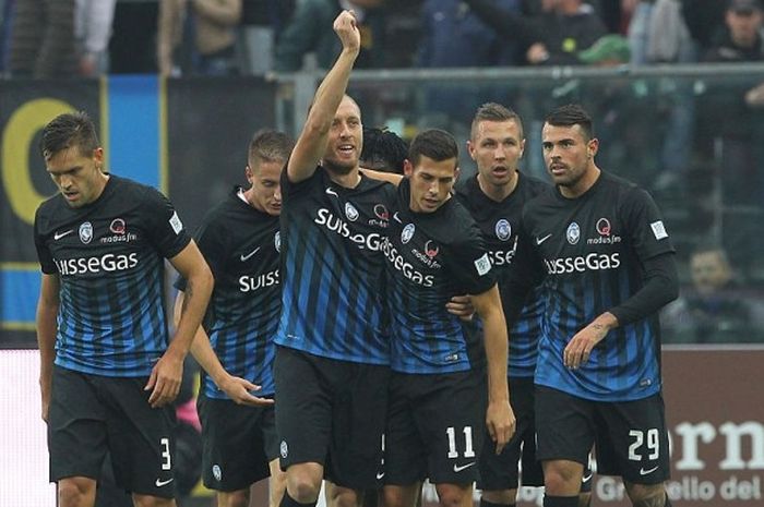Bek Atalanta, Andrea Masiello (tengah), merayakan gol ke gawang Inter Milan bersama rekan setimnya pada laga Serie A di Atleti Azzurri d'Italia, Bergamo, 23 Oktober 2016.