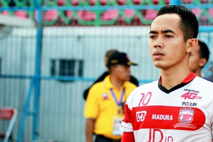 Gelandang Madura United, Slamet Nurcahyo, menjelang laga melawan Persela Lamongan dalam pekan ke-15 Torabika Soccer Championship di Stadion Gelora Bangkalan, Jawa Timur (13/08/2016).