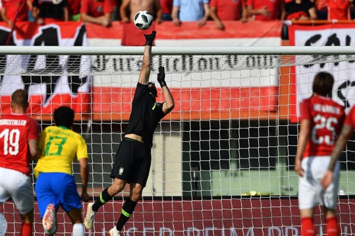 Kiper Brasil, Alisson Becker, melakukan penyelamatan dalam laga persahabatan kontra Austria di Stadion Ernst Happel, Wien, Austria pada 10 Juni 2018.