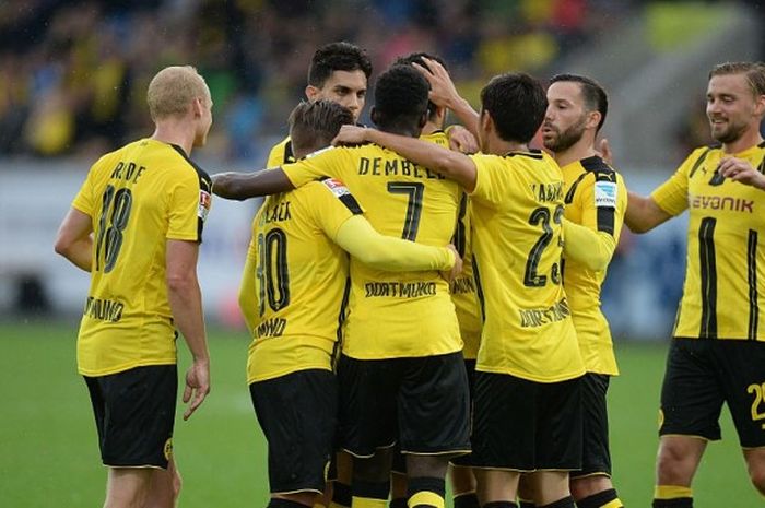 Selebrasi para pemain Borussia Dortmund setelah mencetak gol kegawang AFC Sunderland pada laga persahabatan di Cashpoint Arena, Altach, Austria, 05 Agustus 2016. 