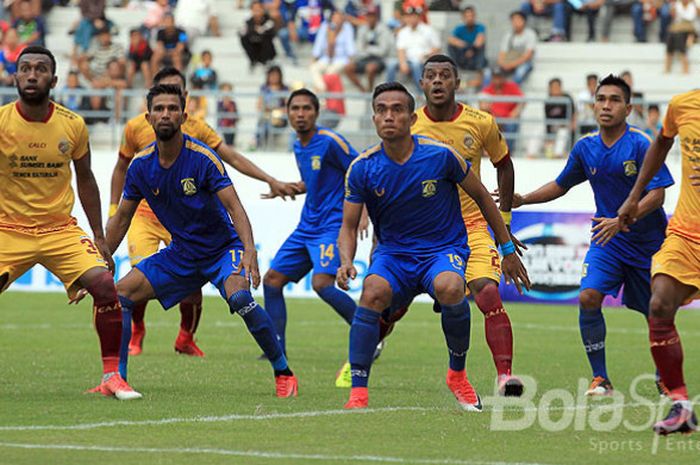 Pemain Persiba (biru) dan Sriwijaya FC bersiap menyambit sepak pojok pada laga babak penyisihan Grup B Piala Gubernur Kaltim 2018 di Stadion Batakan Kalimantan Timur, Sabtu (24/02/2018) sore.