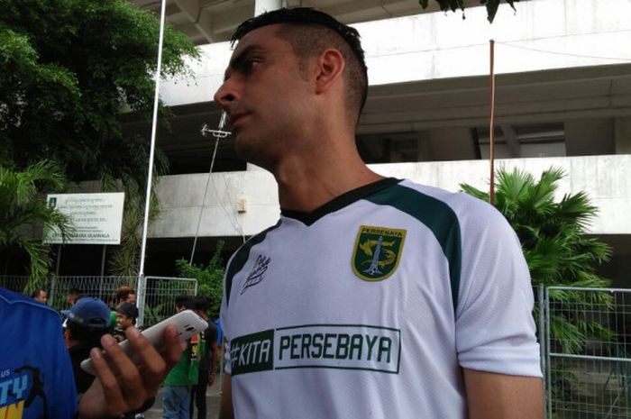 Bek Persebaya, Otavio Dutra, berbicara kepada BolaSport.com usai menjalani uji lapangan bersama timnya di Stadion Manahan, Solo, Jumat (2/2/2018).