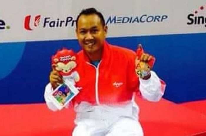 Atlet loncat indah Indonesia, Akhmad Sukran Jamjani, berpose saat medapat medali perak SEA Games Singapura 2015.